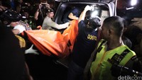 Jenazah dimasukan ke dalam ambulans.