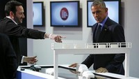 Brian Johnson (kiri), perwakilan dari ZF menjelaskan fitur pencegah tabrakan dan teknologi mobil otonom pada Obama. REUTERS/Jonathan Ernst