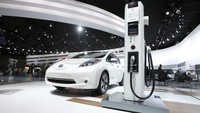 Nissan juga menjual mobil listrik berbentuk hatchback lima pintu, yakni Nissan Leaf. Nissan Leaf memanfaatkan motor elektrik yang menggerakkan roda depan. LEAF merupakan pemimpin pasar mobil listrik saat ini. Foto: REUTERS/Mark Blinch