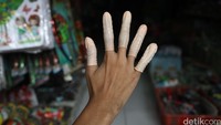 Mainan anak yang meresahkan warga ini berbentuk dan berbahan mirip dengan alat kontrasepsi pria. 