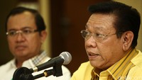 Agung mendukung tim transisi untuk menyelesaikan konflik internal partai dengan mengadakan Munas. Agung percaya tim transisi mengupayakan jalan terbaik untuk menyelesaikan konflik.