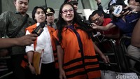 Damayanti Wisnu Putranti (DWP) diperiksa atas kasus dugaan suap proyek di Kementerian Pekerjaan Umum dan Perumahan Rakyat tahun anggaran 2016. 