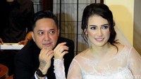 Keduanya pamer cincin pernikahan.
