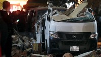 Ledakan bom membuat dinding bangunan ambrol dan menimpa mobil. Mohamed Abd El Ghany/Reuters/detikFoto.