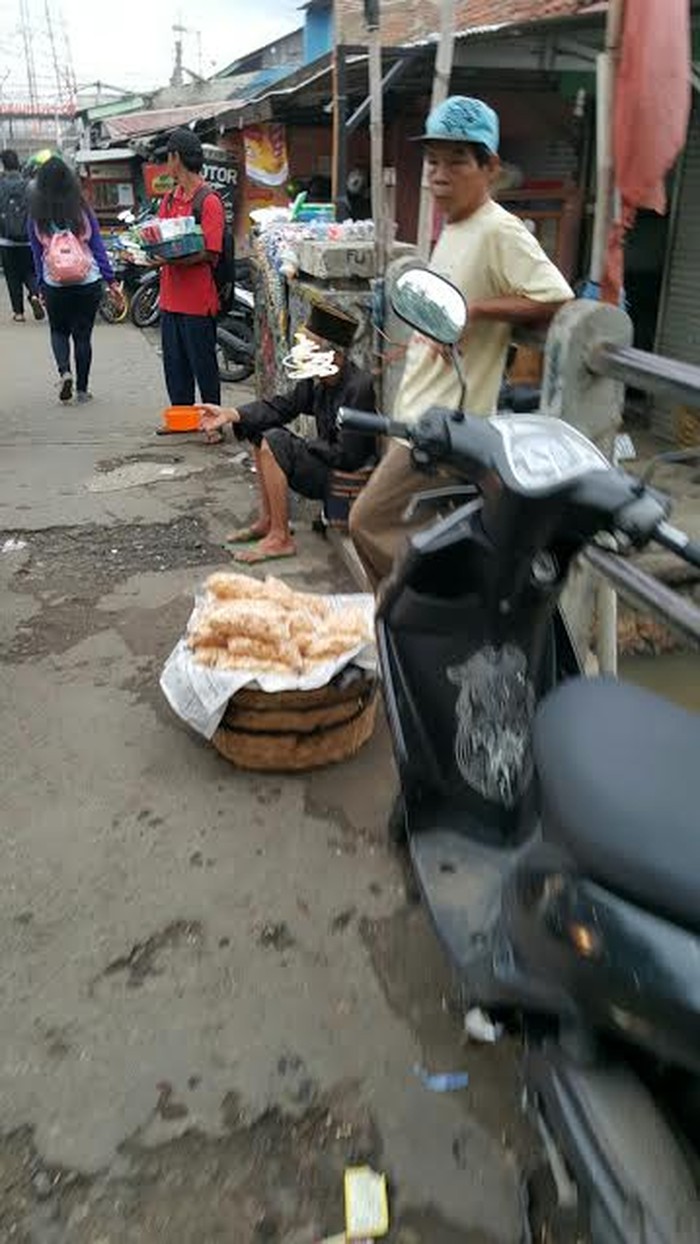 Kakek ini Pilih Jualan Keripik di Stasiun Depok, Daripada Mengemis