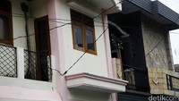 Pintu dan jendela juga tertutup rapat.