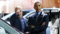 Presiden AS Barack Obama melanjutkan turnya di Detroit Motor Show dengan melihat-lihat mobil Chrysler. Foto: REUTERS/Jonathan Ernst
