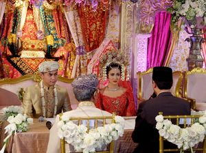 Cantiknya Nina Zatulini Berkebaya Merah di Hari Pernikahan