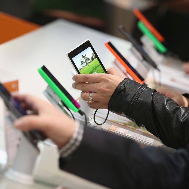 Техно новости. Акция новый смартфон из серпуховских. Прогноз: в 2022 году ожидается падение продаж ПК И телефонов.