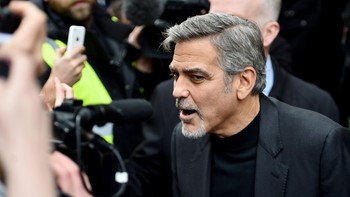 George Clooney menjelaskan alasan mengapa dia tidak pernah menggunakan Twitter. “Saya bisa mengatakan sesuatu, pergi tidur, dan bangun di pagi hari dan karir saya berakhir, jelasnya. Foto: Jeff J Mitchell
