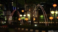 Ada pula hiasan lampu kerlap-kerlip.