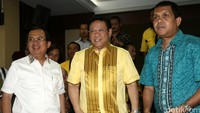 (Kiri ke kanan) Wakil Ketua Umum Golkar hasil Munas Ancol Priyo Budi Santoso, Ketua Umum Golkar hasil Munas Ancol Agung Laksono, dan Ketua DPP Golkar hasil Munas Ancol Melki Laka Lena memberikan keterangan pers terkait dukungannya kepada tim transisi.