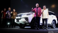 Fortuner tersedia dengan enam pilihan warna yaitu Super White, Silver Metallic, Dark Grey Metallic, Attitude Black, Avant-Garde Brown Metellic serta Phantom Brown Metallic.