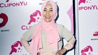 Hijab pink dengan busana berwarna peach serta celana putih panjang menjadi pilihan gadis berusia 19 tahun itu. Pool/Noel/detikFoto.