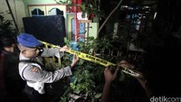 Garis polisi dipasang di depan rumah pelaku.