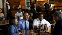 Obama juga menyempatkan diri untuk mengobrol dengan karyawan industri otomotif yang tergabung dalam United Auto Workers Union, sebuah serikat pekerja di GM. Foto: REUTERS/Jonathan Ernst