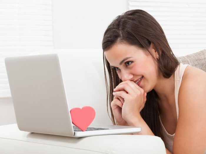Hemat foto KENCAN secara online content Beautiful Woman Dating Online On Laptop