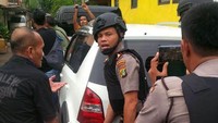 Dalam penggerebekan itu, polisi menembak 1 orang pelaku yang diduga terkait dengan kasus pembacokan polisi di Matraman Senin lalu.
