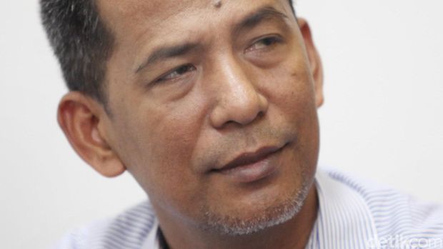 Prof. Dr. Saldi Isra, S.H., MPA (lahir di Paninggahan, Solok, Sumatera Barat, 20 Agustus 1968) adalah seorang ahli hukum tata negara Indonesia, aktivis anti-korupsi, penulis serta guru besar Universitas Andalas, Padang, Sumatera Barat. Saldi lahir dari pasangan Ismail dan Ratina. Sekolah dasar hingga menengah ditempuh di kampung halamannya. Selanjutnya ia menyelesaikan gelar sarjana di Fakultas Hukum Universitas Andalas, Padang dengan predikat Summa Cum Laude. Kemudian ia mengambil gelar Master di Universitas Malaya, Malaysia (2001) dan meraih gelar Doktor di Universitas Gadjah Mada Yogyakarta (S3-2009). Pada tahun 2010, ia dikukuhkan sebagai guru besar hukum tata negara Universitas Andalas. Selain menjadi direktur Pusat Studi Konstitusi (Pusako), kini dia juga aktif menulis.