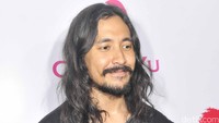 Kini, pelantun Gak Kayak Mantanmu itu betah dengan rambut gondrong. Pool/Noel/detikFoto.