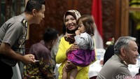Seorang polisi berbincang dengan salah satu keluarga korban bom Thamrin.