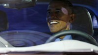 Obama tersenyum saat duduk di salah satu mobil yang dipamerkan di Detroit Motor Show. Foto: REUTERS/Jonathan Ernst