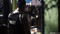 Polisi menyisir rumah pelaku.