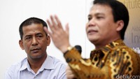 Pakar hukum tata negara Saldi Isra menyimak pemaparan Ketua Fraksi PDIP di MPR Ahmad Basarah.