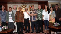 Ketua DPD Irman Gusman menerima kunjungan para tokoh agama, budayawan dan artis yang tergabung dalam jajaran Mufakat Budaya Indonesia.