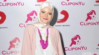 Ia memilih kalung berwarna pink untuk melengkapi penampilannya itu. Pool/Noel/detikFoto.