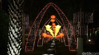 Jelang perayaan imlek,kawasan perkantoran SCBD, Jakarta, mulai dihiasi lampion merah.