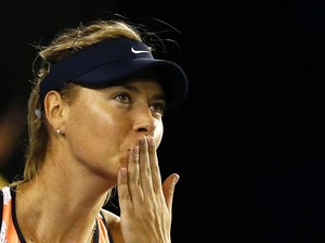 Sharapova Menang Setelah Mengganti Pakaian