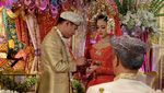 Cantiknya Nina Zatulini Berkebaya Merah di Hari Pernikahan