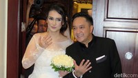 Wajah sumringah Feby dan Franky usai menikah.