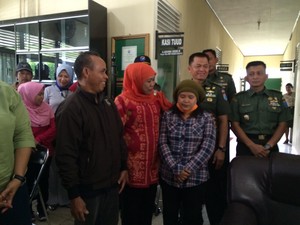 Kunjungi Lokasi Pengungsian Eks Gafatar, Mensos Rangkul Anak-anak Penuh Sayang