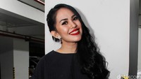 Ia pastinya happy mendapat kejutan dari para sahabat dan kerabat tercinta. Pool/Ismail/detikFoto.