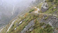 Turki memiliki jalanan yang disebut sebagai tol ke neraka. Letaknya di kaki Gunung Soganli, menghubungkan Provinsi Trabzon dengan Kota Baybur. Jalan tersebut sangat berkelok dan tidak dilengkapi dengan pembatas jalan. Bikin berdebar! (Capitan inzell/Youtube)