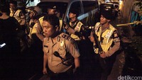 Hingga pukul 18.20 WIB, puluhan polisi di dalam dan luar lokasi masih berjaga-jaga dengan laras panjang. Sebagian dari mereka juga masih mengenakan rompi anti peluru.