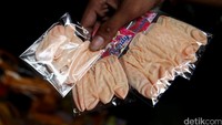 Berbeda dengan jajanan anak yang berisi susu cair yang dikemas dalam plastik dan satu wadah mirip kondom itu, Mainan anak mirip kondom ini hanya dikemas dengan plastik dan tidak jelas fungsi kegunaanya.