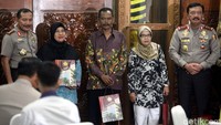 Polri memberikan santunan ke keluarga dari Sugito, Rico Hermawan dan Rais Karna.