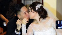 Resmi menikah Feby dan Franky langsung umbar kemesraan.