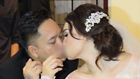 Resmi menikah, Feby Febiola dan Franky Sihombing pamer kemesraan dengan berciuman di depan kamera. Dicky Ardian/detikHOT.