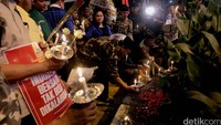 Mereka membawa lilin dan menaburkan bunga dilokasi terjadinya aksi teror bom.