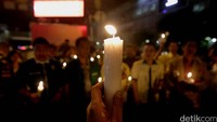 Sejumlah massa melakukan aksi simpatik di Pos Polisi, Thamrin, Jakarta (23/01/2016). 