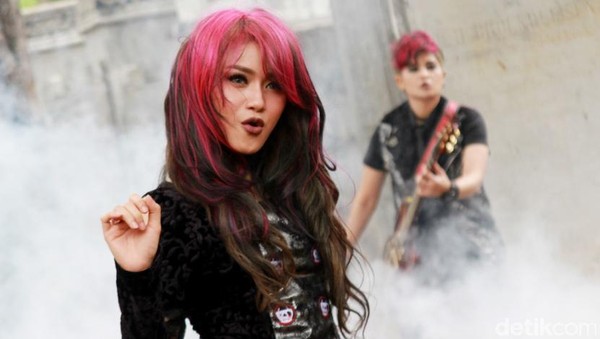 The Virgin Tampil Gothic