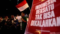  Dalam aksinya meraka juga tampak membawa poster bertuliskan Indonesia Bersatu Tak Bisa Dikalahkan.