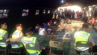 Pantauan di lokasi, Sabtu (23/1/2016), di tempat itu telah didirikan 4 tenda milik TNI AD yang dimanfaatkan untuk pelayanan kesehatan.