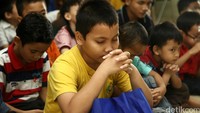Anak-anak panti Vincentus Putra saat memanjatkan doa dalam kesempatan tersbut.