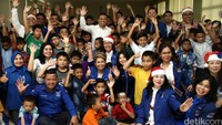 Ketua Panitia Pelaksana Natal PD 2015 Hanan Soeharto, Wakil Sekretaris Panitia Pelaksana Natal PD 2015 Panti Silaban, Bendum Panitia Pelaksana Natal PD 2015 Edwin Tandjung, Joy Tobing dan pengurus DPP PD berfoto bersama dengan anak-anak panti Asuhan Vincentus Putra di Jakarta, Sabtu (23/1/2016).