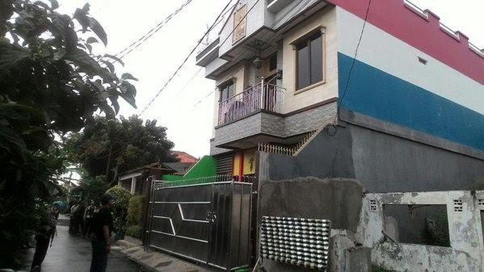 Polisi Temukan Bong dan Pedang Samurai Dalam Penggerebekan di Kampung Ambon